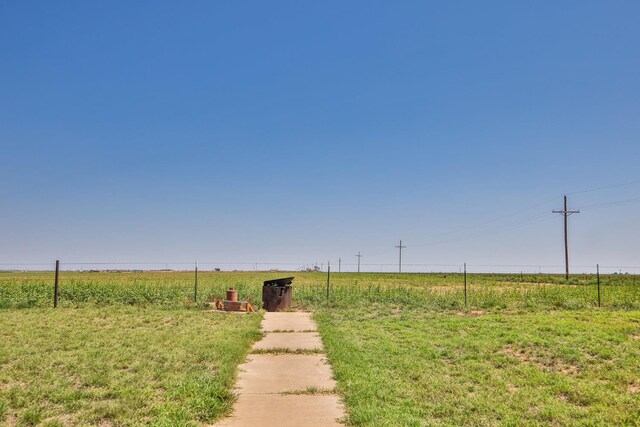 view of yard featuring a rural view