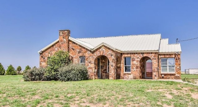 view of front of property with a front lawn