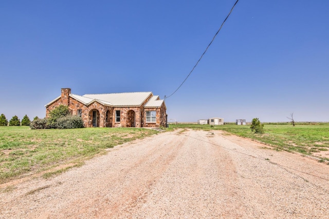 view of front of property featuring a rural view and a front yard