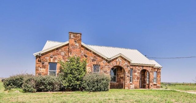 view of front of house featuring a front yard