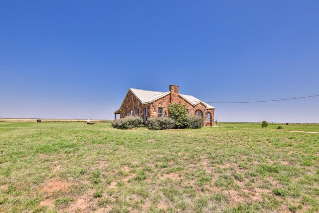 view of yard featuring a rural view