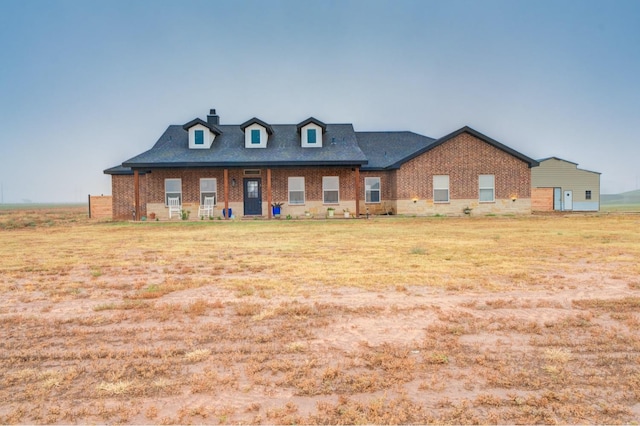 view of front facade featuring a front yard