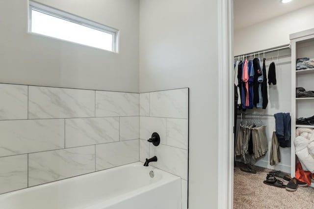 bathroom featuring tiled shower / bath combo