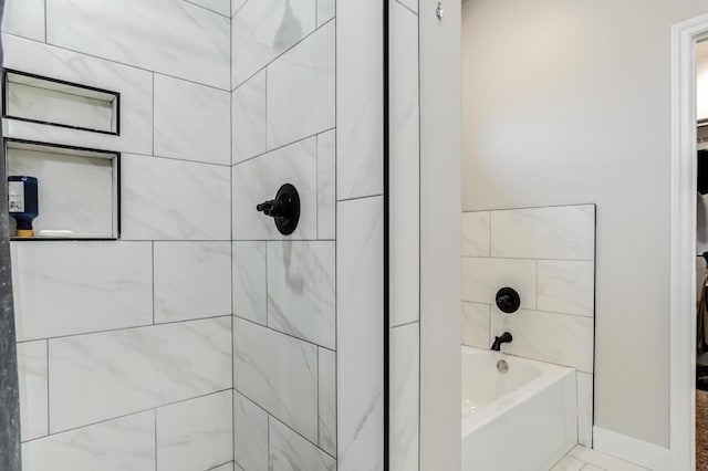 bathroom with tiled shower / bath