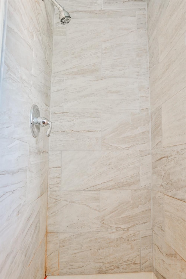 bathroom featuring a tile shower