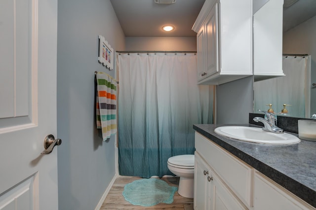 full bathroom featuring toilet, baseboards, wood finished floors, a shower with shower curtain, and vanity