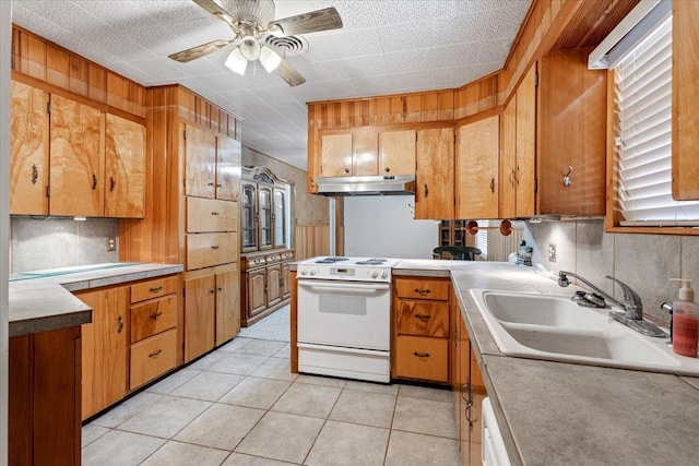 kitchen featuring light tile patterned flooring, sink, tasteful backsplash, ceiling fan, and white appliances