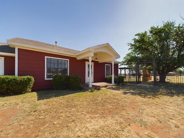 single story home with a front lawn