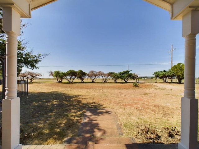 view of yard featuring a rural view