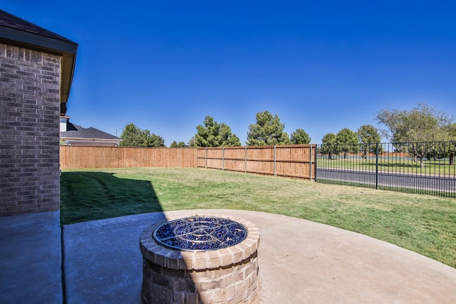 view of yard featuring a patio