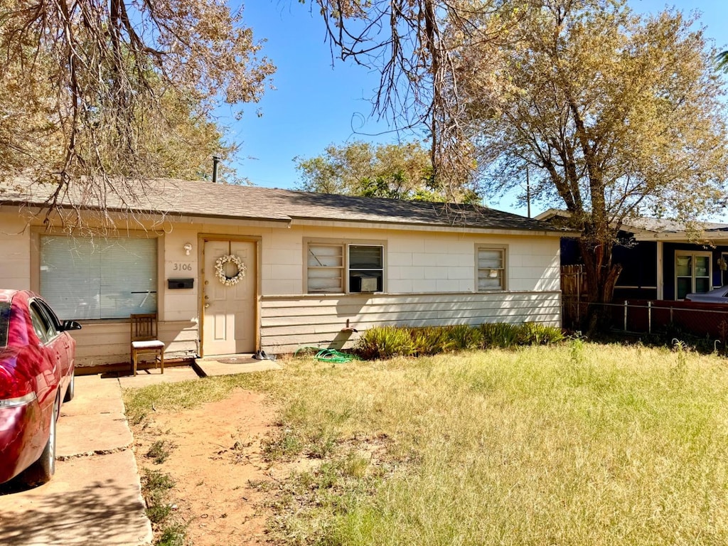 ranch-style home featuring a front yard