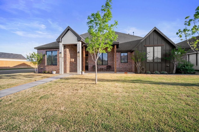 view of front facade featuring a front yard