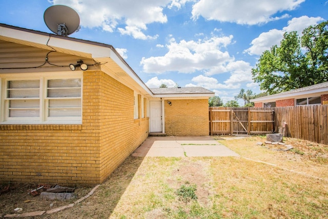 view of yard featuring a patio area