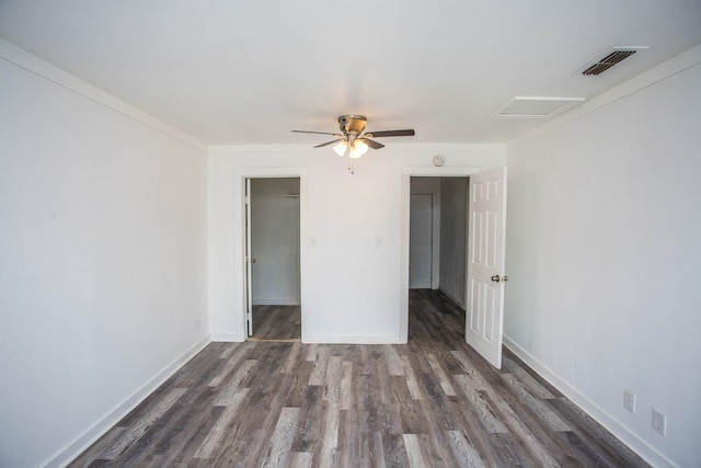 unfurnished room with dark wood-type flooring and ceiling fan