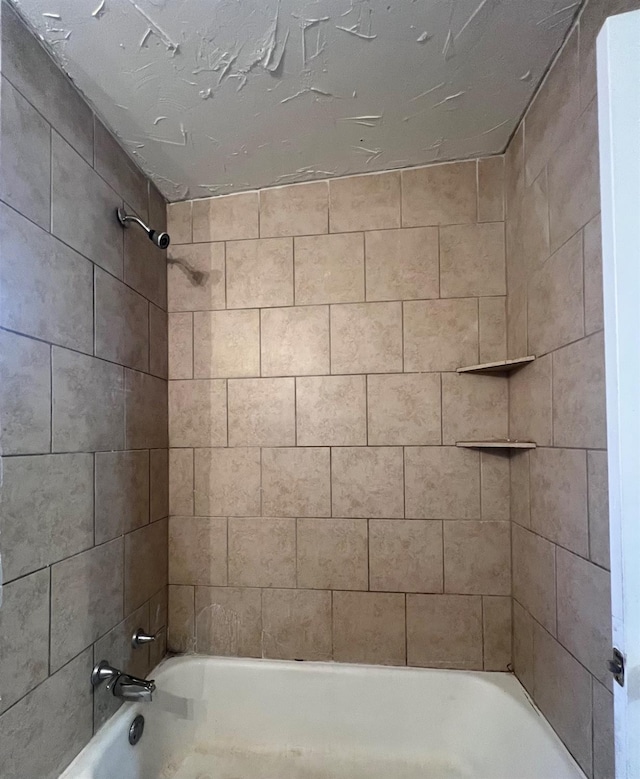 bathroom with tiled shower / bath combo