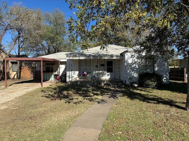 view of front of home featuring a carport and a front lawn