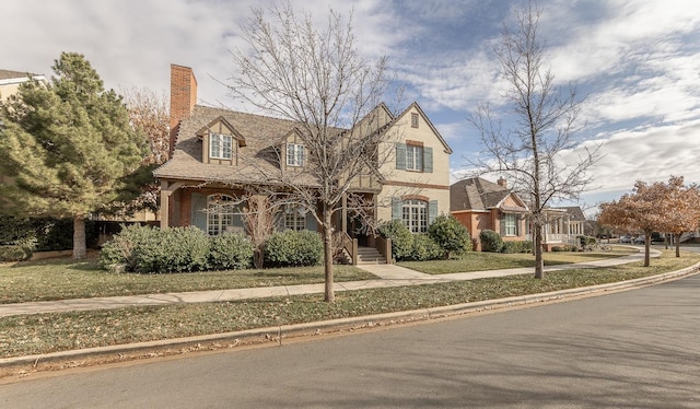 view of front of home featuring a front yard