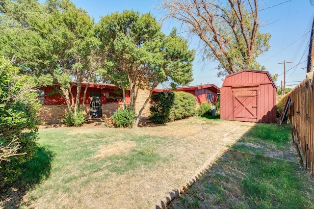 view of yard featuring a shed