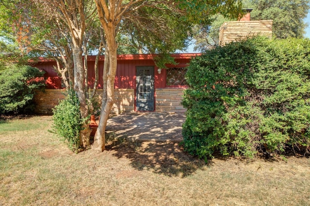 view of front facade featuring a front lawn