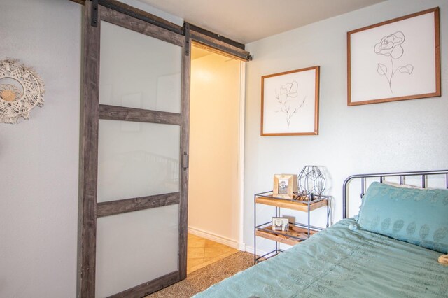 bedroom featuring a barn door