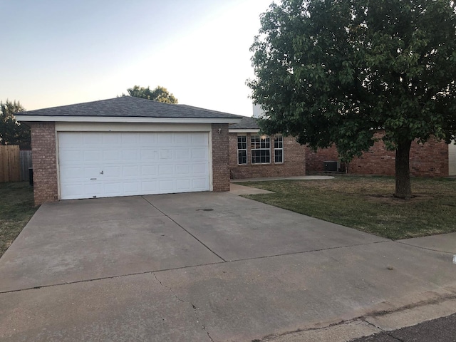 view of front facade featuring a garage and a yard