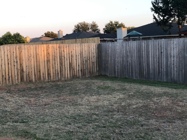 view of yard at dusk