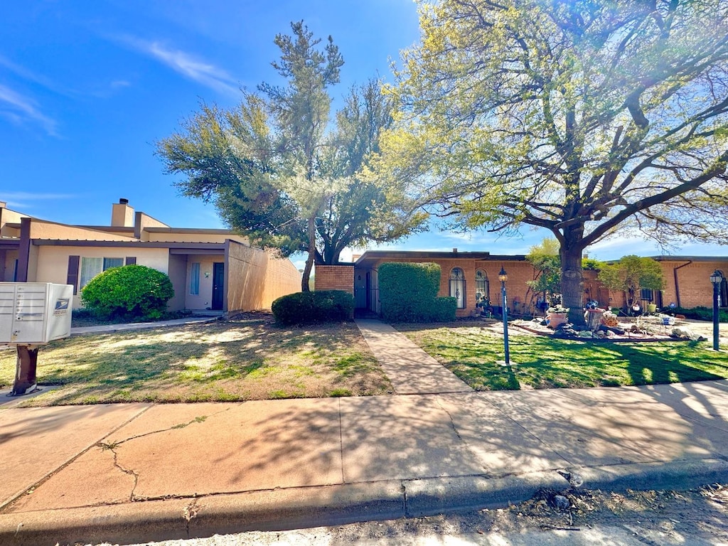 single story home with a front yard