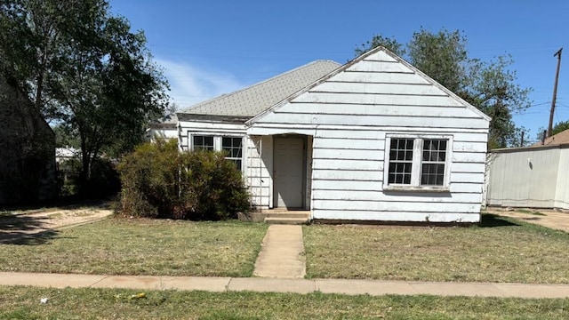 view of front facade with a front lawn