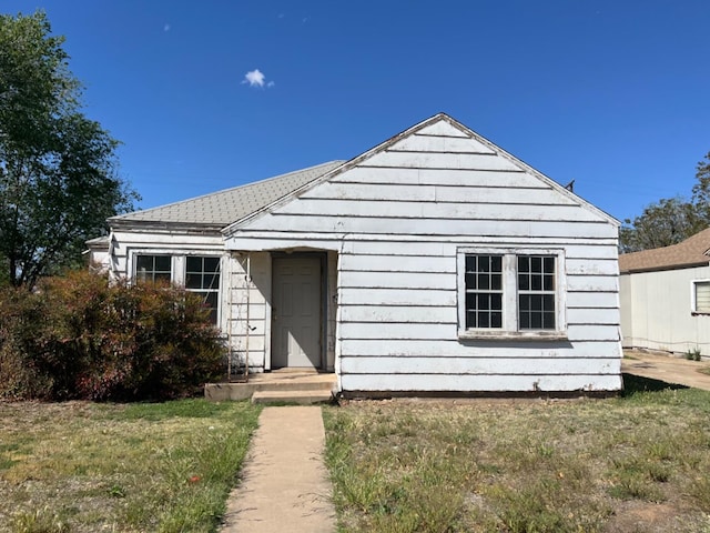 view of front facade featuring a front lawn