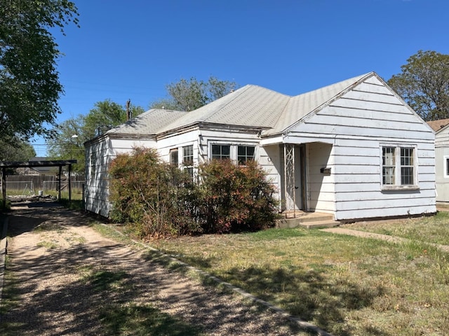 view of front of house with a front lawn