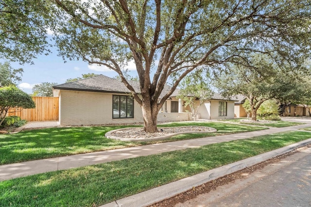 single story home with a front yard