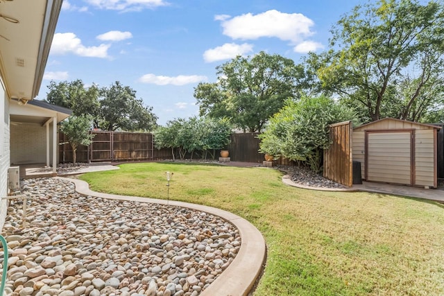 view of yard featuring a storage unit