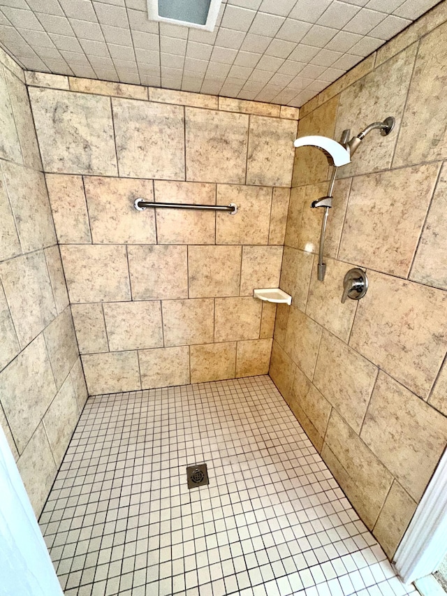 bathroom featuring a tile shower