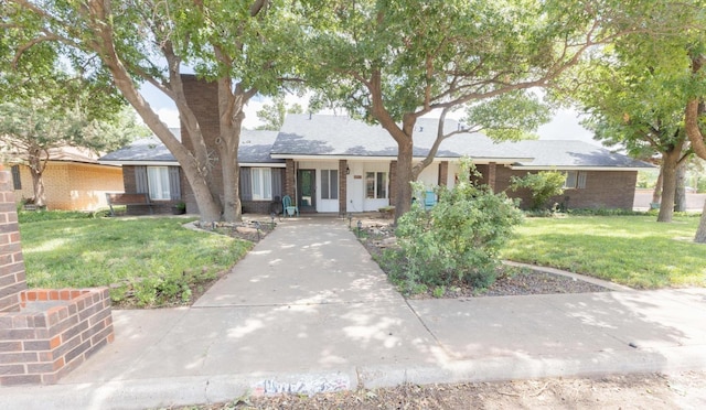 ranch-style house featuring a front lawn