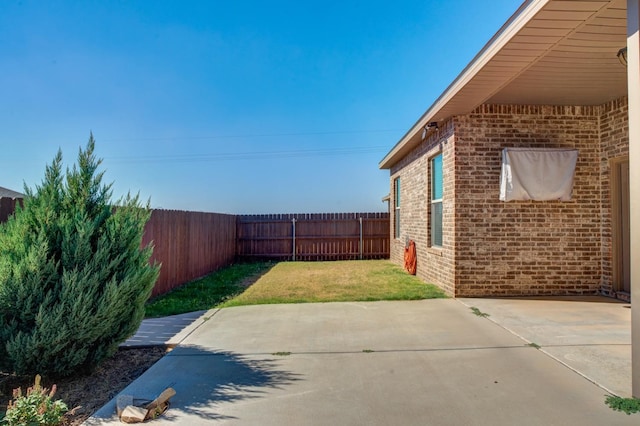 view of yard featuring a patio area