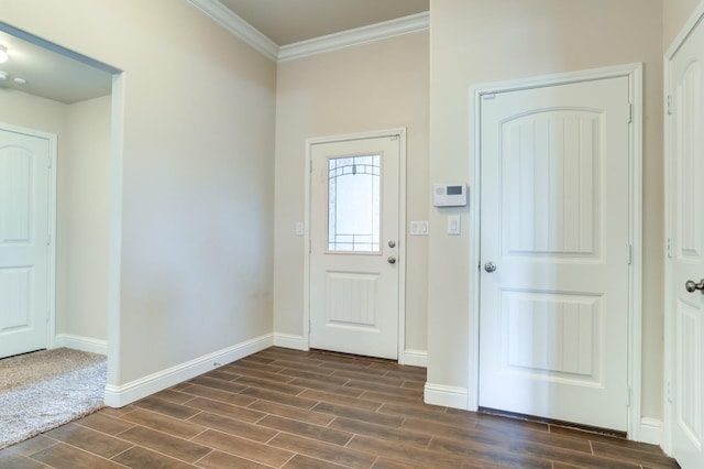 entryway featuring crown molding