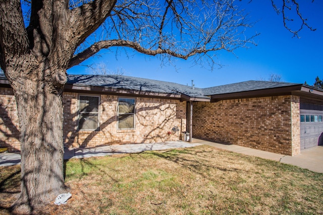 view of front of home featuring a garage and a front lawn