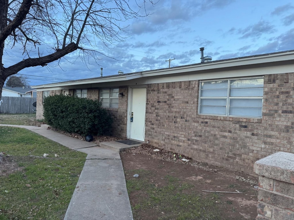 view of front of property featuring a front yard