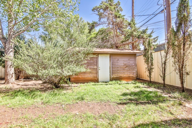 view of yard with a storage shed