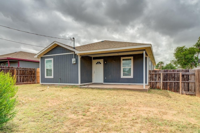 view of front of home with a front lawn