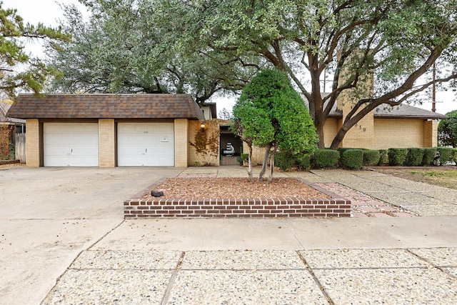 view of front facade featuring a garage