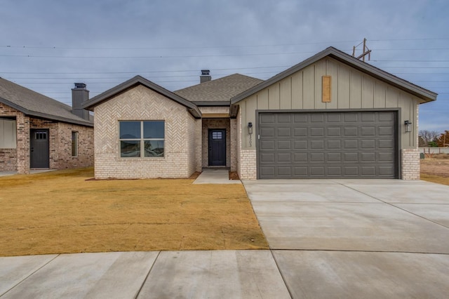 view of front facade with a garage and a front yard