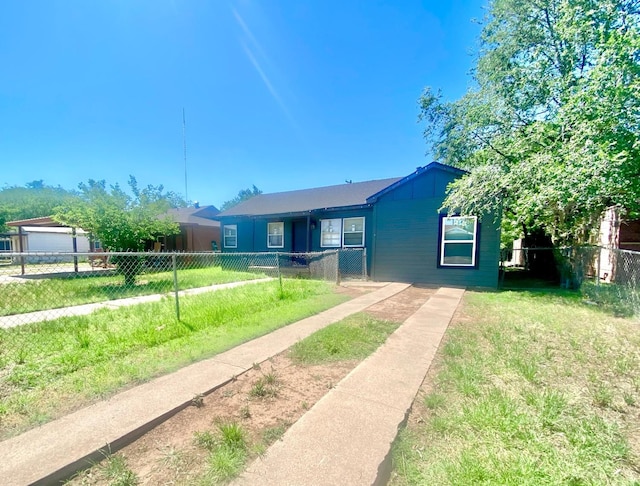 view of front of property featuring a front yard