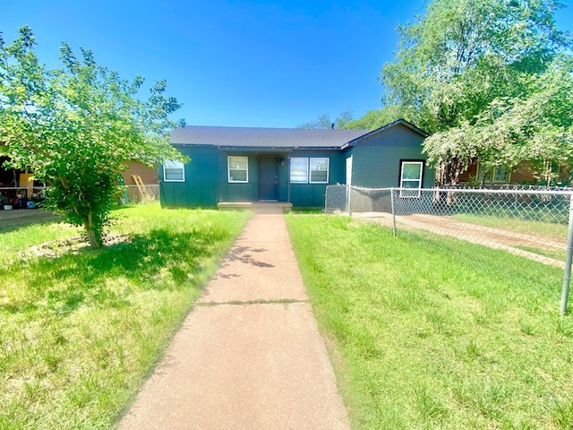 view of front of home featuring a front yard