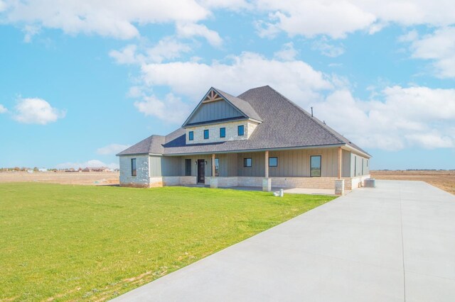 view of front of property featuring a front lawn