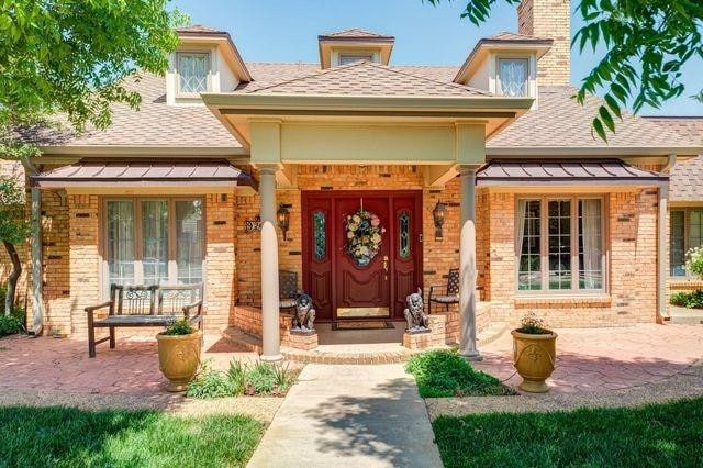 doorway to property with covered porch