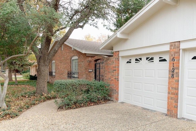 single story home featuring a garage