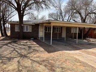 view of front of property featuring a carport