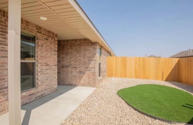 view of yard featuring a patio area