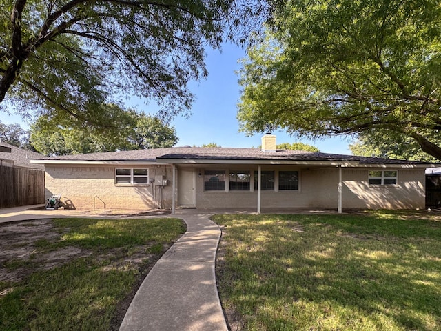 view of front of property featuring a front yard